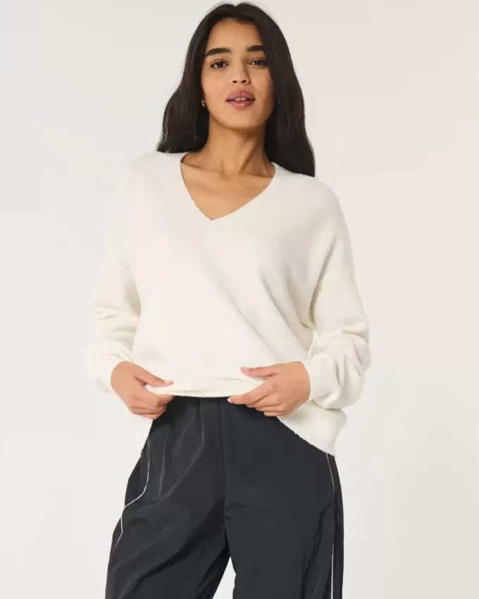 Hollister Comfy Cloud Oversized V-Neck Sweater Hollister Comfy Cloud Oversized V-Neck Sweater