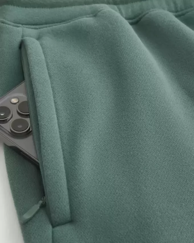 Hollister Feel Good Fleece Mid-Thigh Loose Shorts Hollister Feel Good Fleece Mid-Thigh Loose Shorts