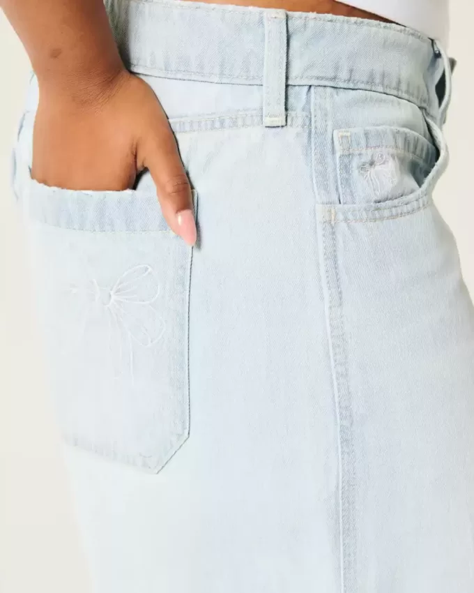 Low-Rise Light Wash Bow Graphic Baggy Jort Low-Rise Light Wash Bow Graphic Baggy Jort