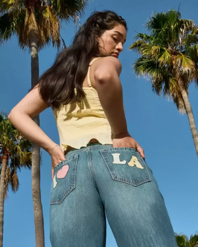 Low-Rise Medium Wash Los Angeles Graphic Baggy Jeans Low-Rise Medium Wash Los Angeles Graphic Baggy Jeans