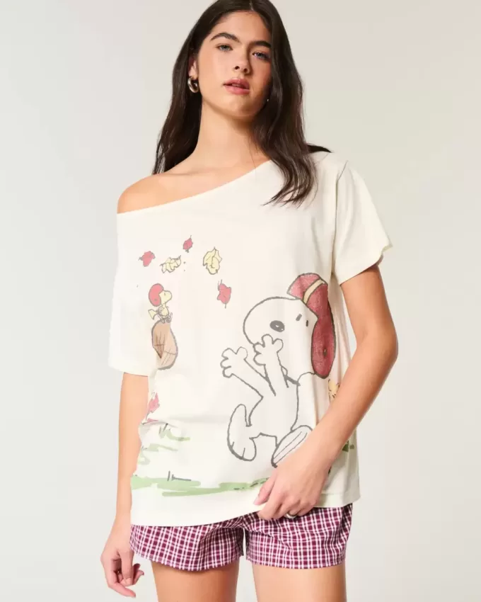 Oversized Off-the-Shoulder Snoopy Graphic Tee